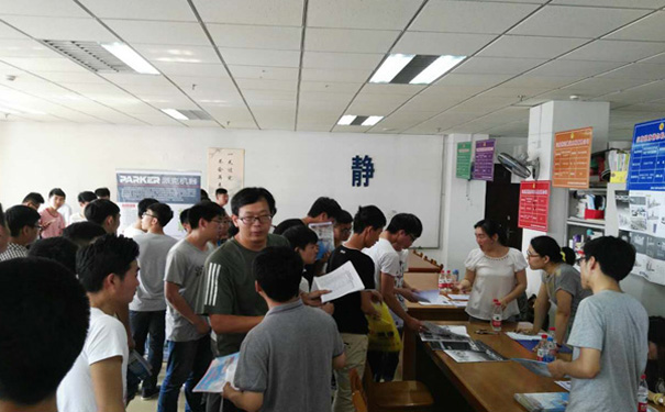 派克機器在招聘現(xiàn)場