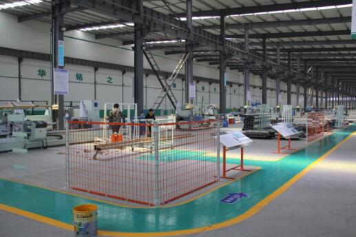 標(biāo)準(zhǔn)門窗生產(chǎn)車間-派克機器